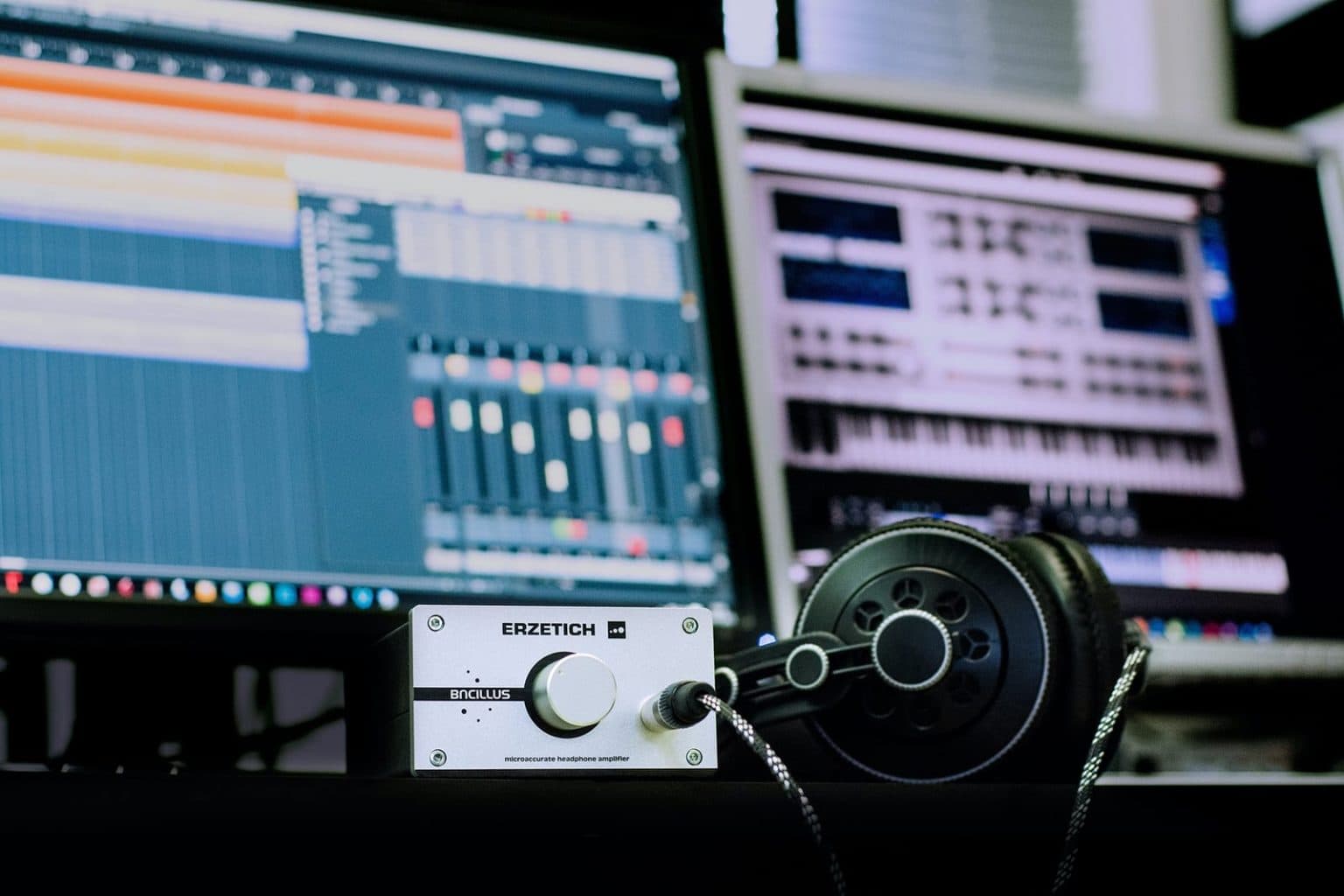 Pojačalo za slušalice sa studijskim slušalicama ispred programa za muzičku produkciju