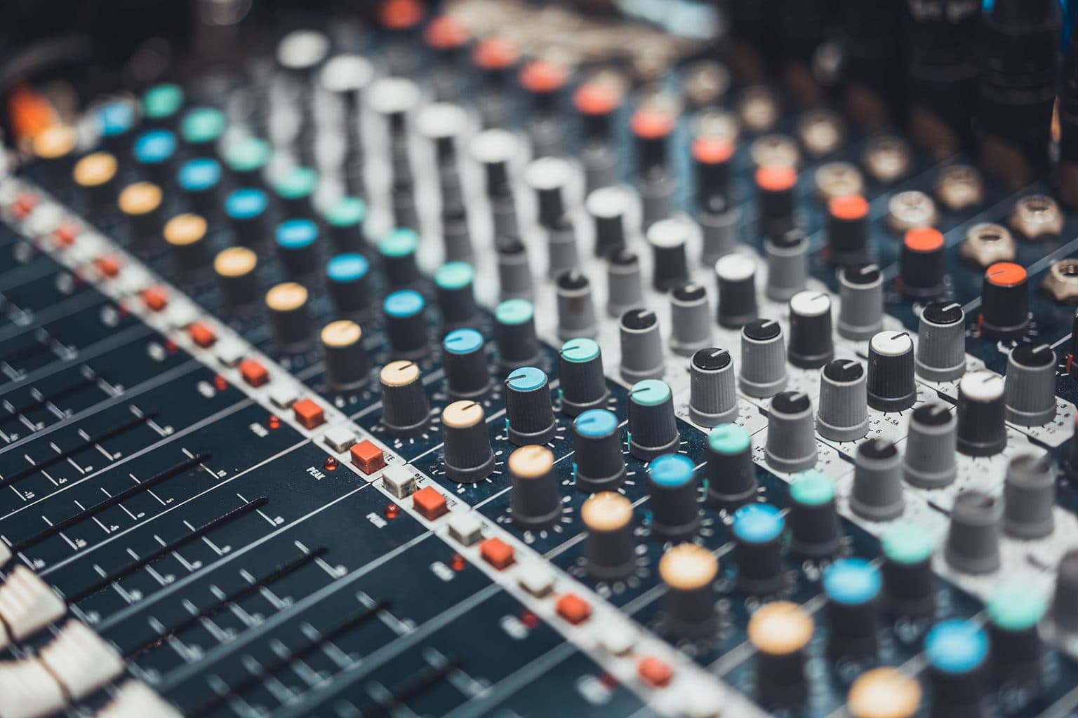 Krupni plan dugmadi označene bojama na audio mikserskoj konzoli